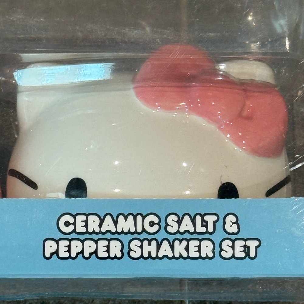 Hello Kitty and Friends Ceramic Salt & Pepper Shaker Set - Picture 5 of 9